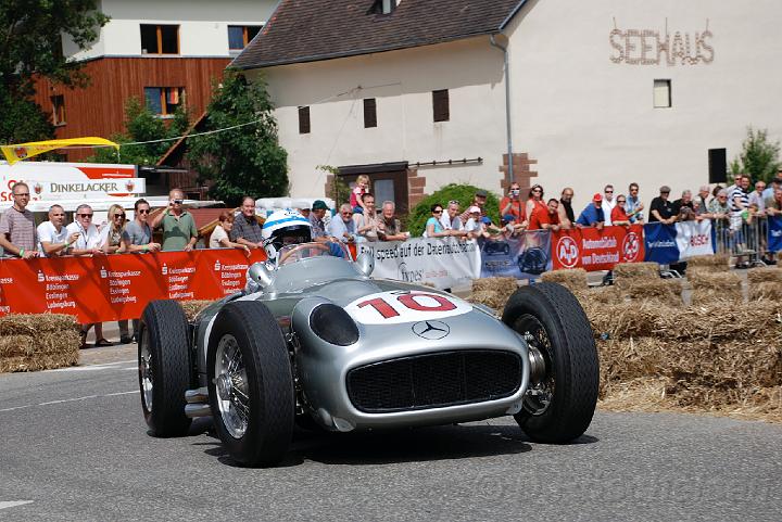 IMG_01520.JPG - Automobil- und Motorradweltmeister John Surtees fuhr den W196 am Samstag