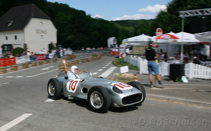 IMG_2476_2.JPG - Sir Stirling Moss am Glemseck Corner mit dem Mercedes-Benz W196 F1 von 1955