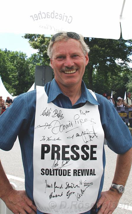 IMG_7568.JPG - Mit allen wichtigen Unterschriften versehen: Fotoumhang von Dieter Röscheisen